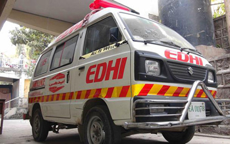 Xe cấp cứu nhanh chóng có mặt tại hiện trường để đưa người bị nạn đến bệnh viện.